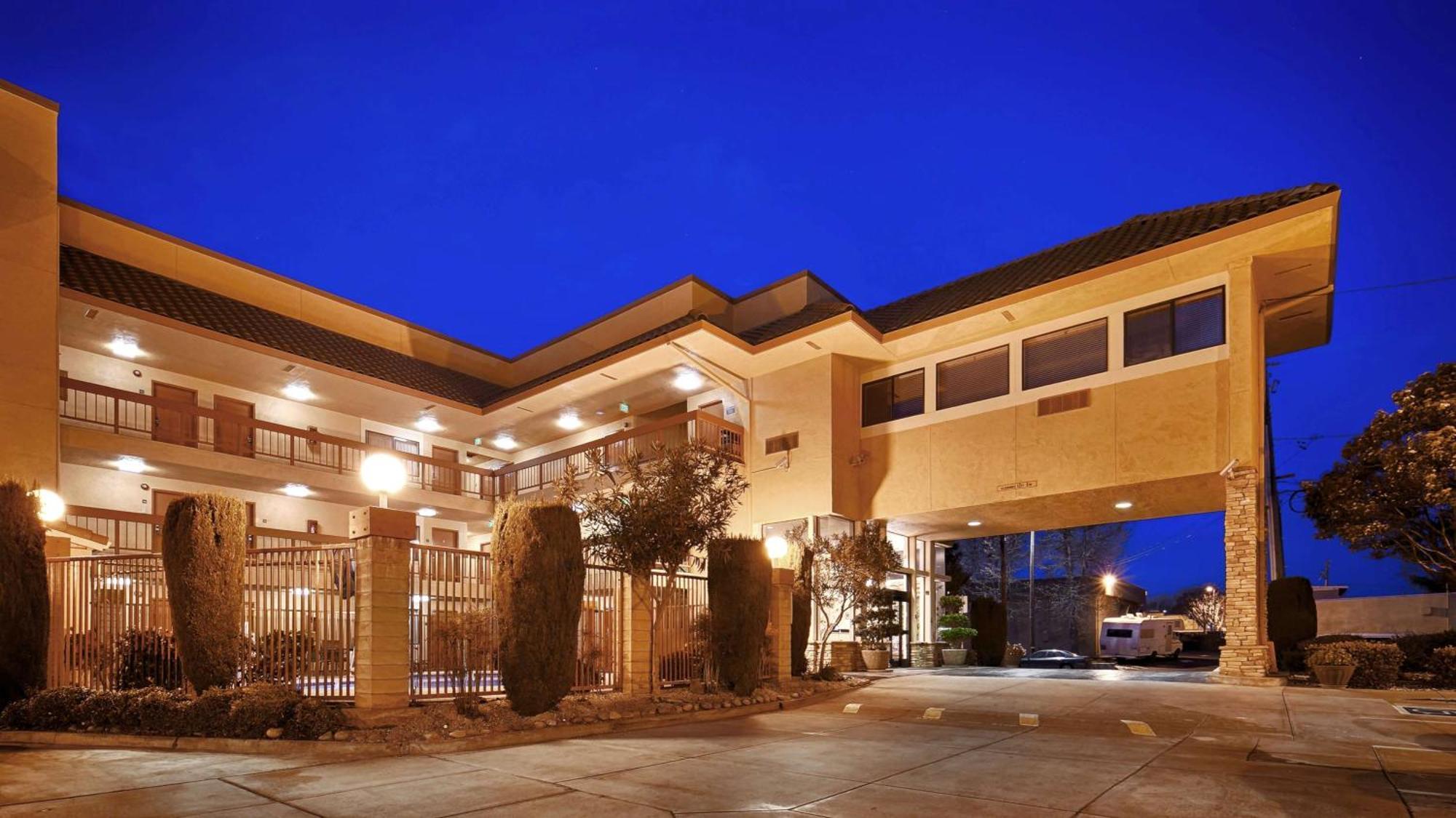 Best Western Plus Inn Of Hayward Buitenkant foto